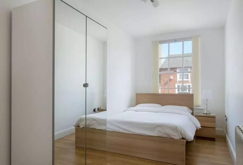 Luxurious 2 Bed Apartment In Central Bedford