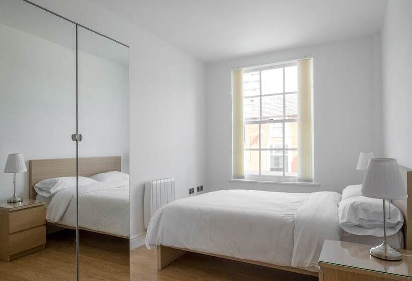 Luxurious 2 Bed Apartment In Central Bedford