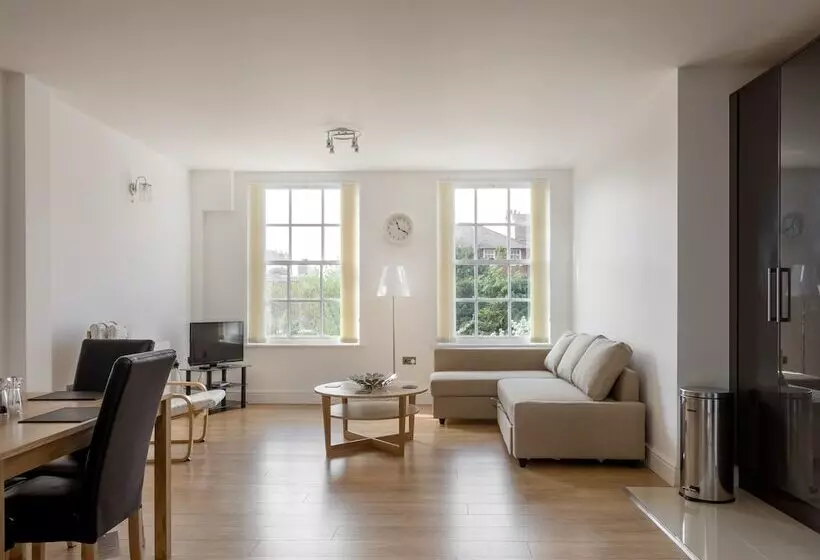 Luxurious 2 Bed Apartment In Central Bedford