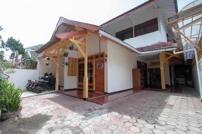 בית מלון כפרי Spot On 3218 Bee Palm Family Syariah