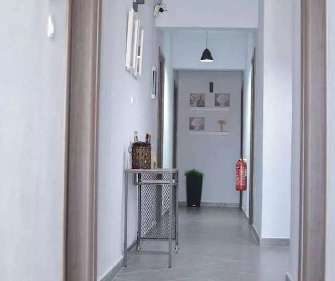 Gatos Village Studios & Apartments