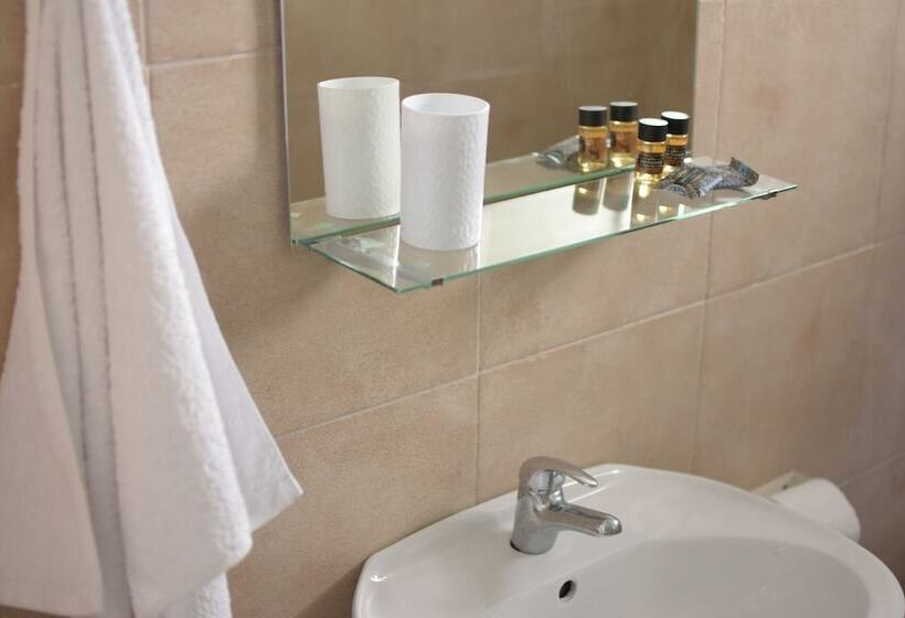 Gatos Village Studios & Apartments