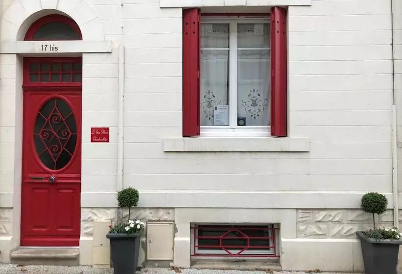 تختخواب و صبحانه La Croix Blanche