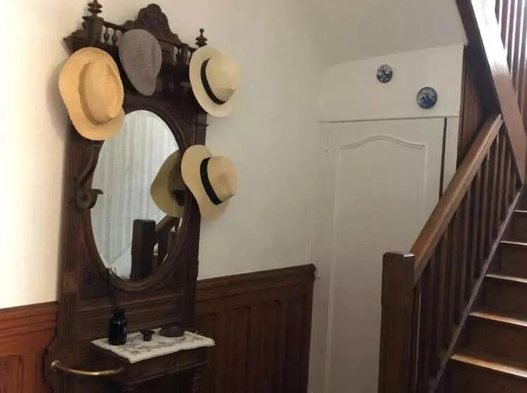 تختخواب و صبحانه La Croix Blanche