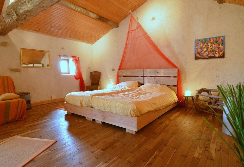 Heritage Cottage Near Forest In Saintjeandesauves