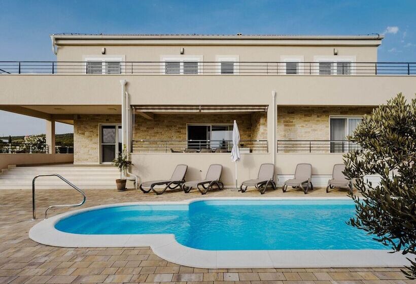 Lovely Villa In Debeljak With Heated Private Pool