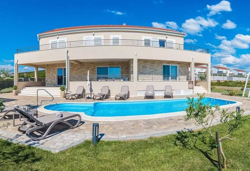 Lovely Villa In Debeljak With Heated Private Pool