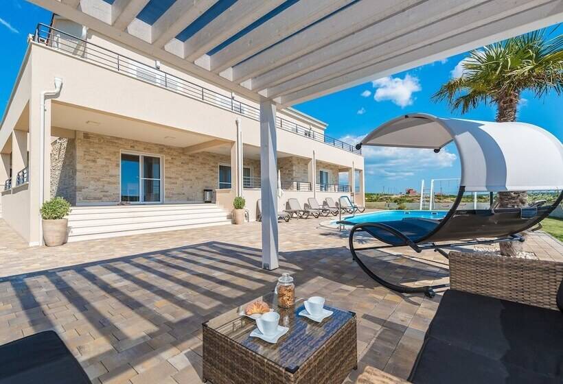 Lovely Villa In Debeljak With Heated Private Pool