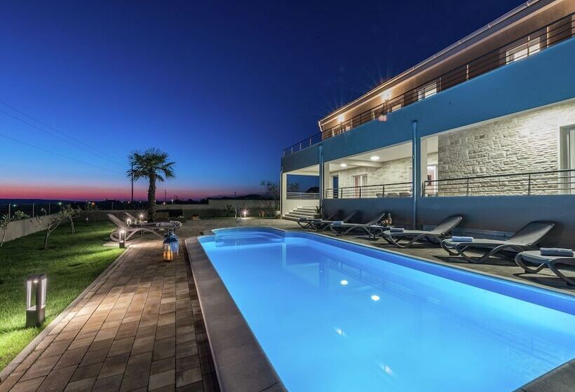 Lovely Villa In Debeljak With Heated Private Pool