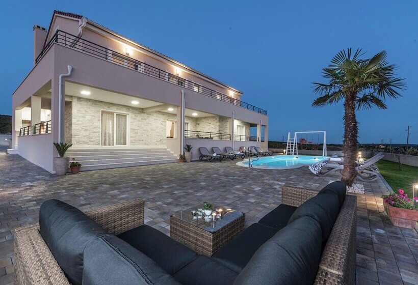 Lovely Villa In Debeljak With Heated Private Pool