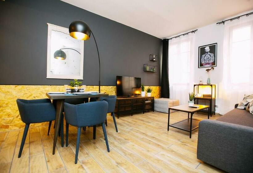 2 Pièces Avec Patio Dans Le Centre De Toulon