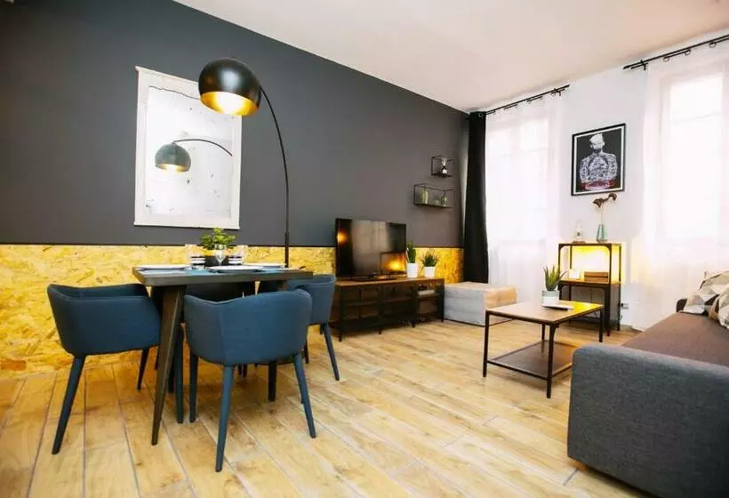 2 Pièces Avec Patio Dans Le Centre De Toulon