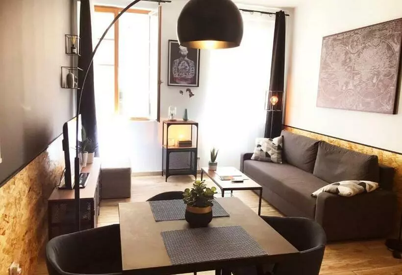 2 Pièces Avec Patio Dans Le Centre De Toulon