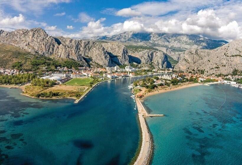 Sunflower House With A Pool