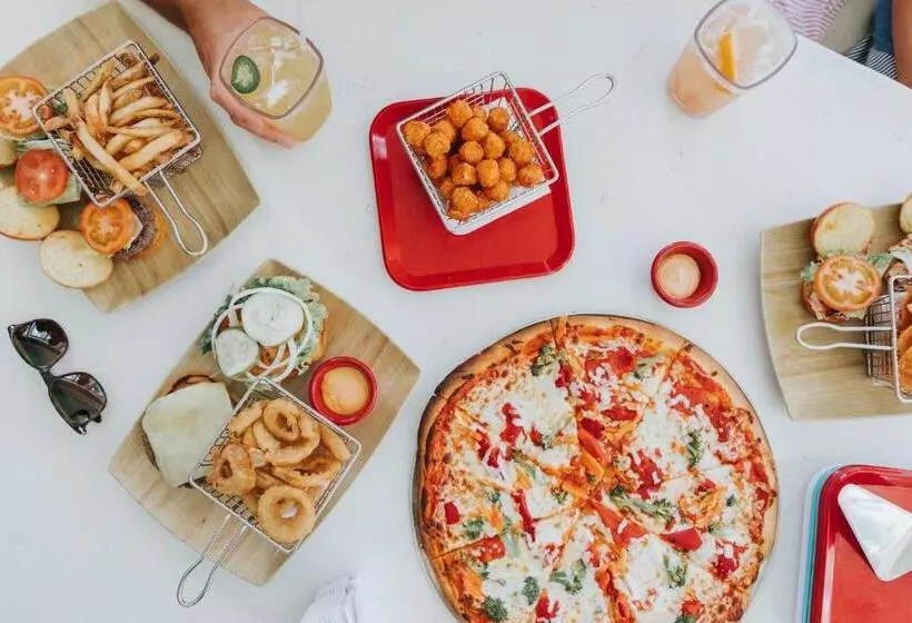 هتل The Lodge On The Cove