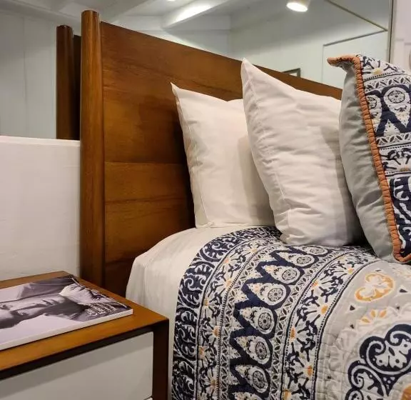 هتل The Vagabond S House Boutique Inn