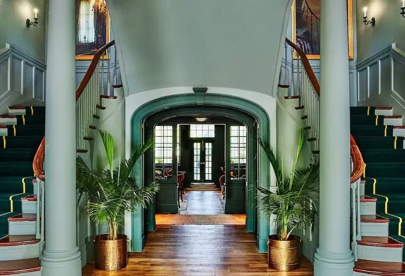 هتل The Vanderbilt, Auberge Resorts Collection