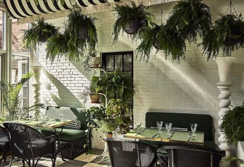 هتل The Vanderbilt, Auberge Resorts Collection