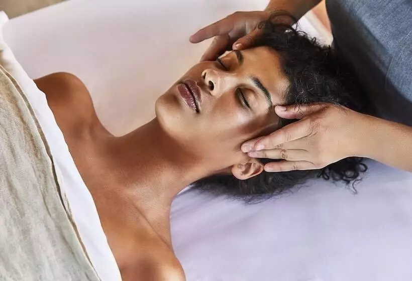 هتل The Vanderbilt, Auberge Resorts Collection