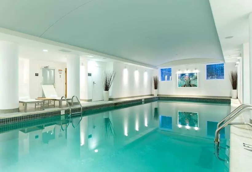 هتل The Vanderbilt, Auberge Resorts Collection