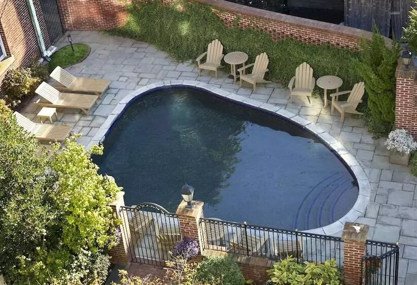 هتل The Vanderbilt, Auberge Resorts Collection