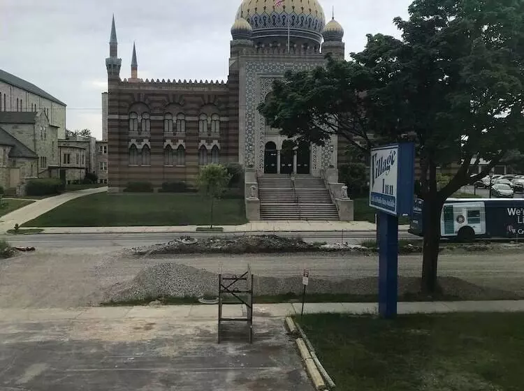 Hotelli The Village Inn