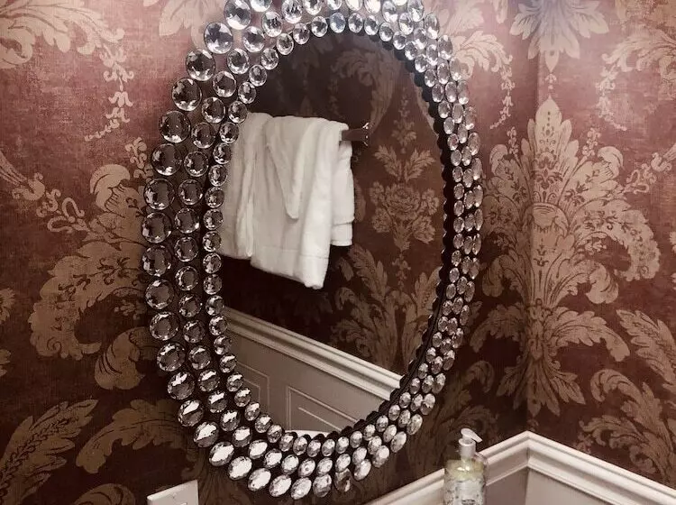 Hotelli The Village Inn