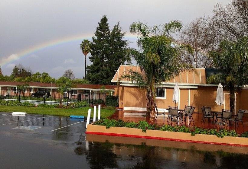 בית מלון כפרי Tri Valley Inn & Suites