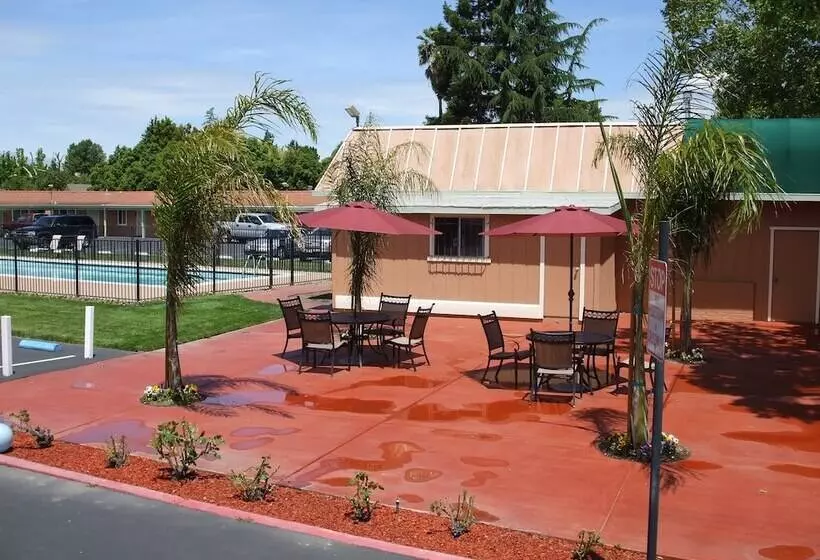 Отель Tri Valley Inn & Suites