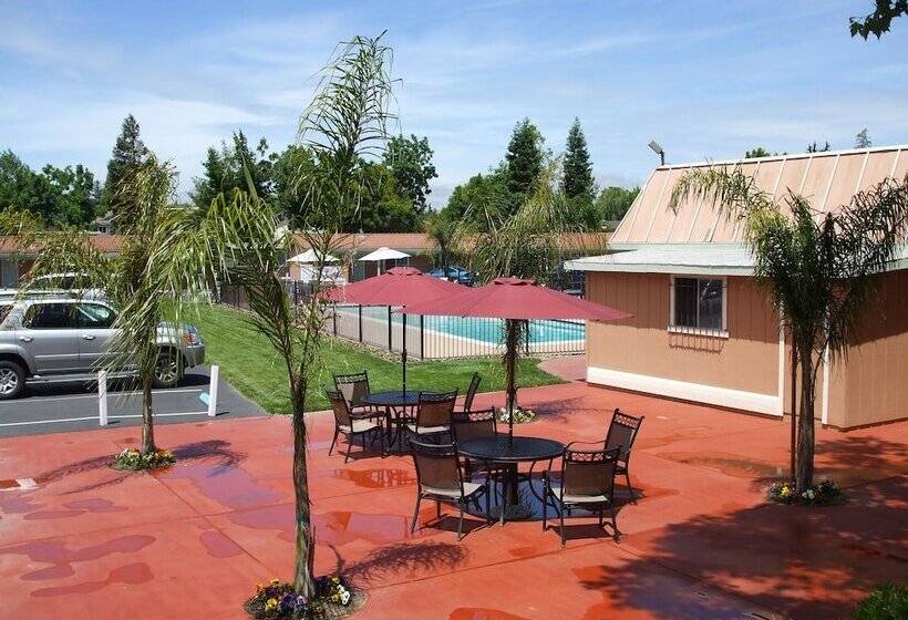 בית מלון כפרי Tri Valley Inn & Suites