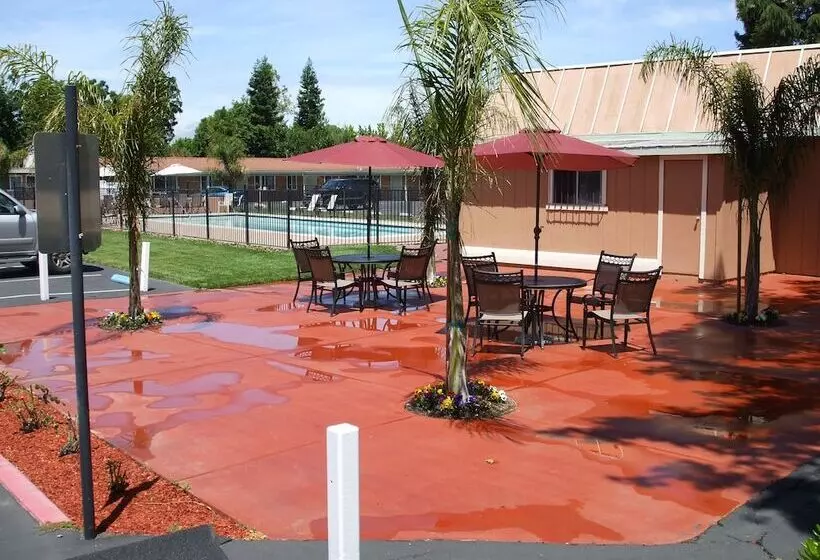 Отель Tri Valley Inn & Suites