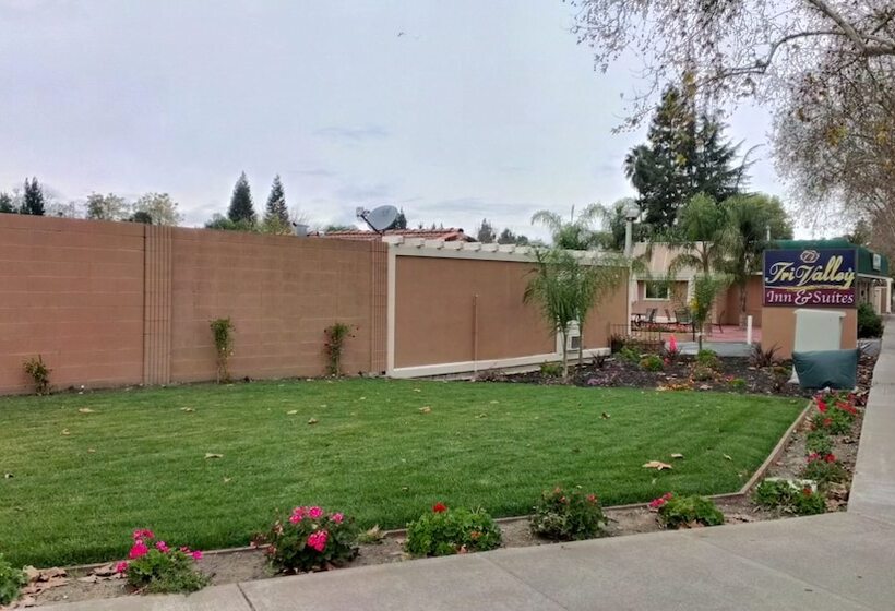 בית מלון כפרי Tri Valley Inn & Suites