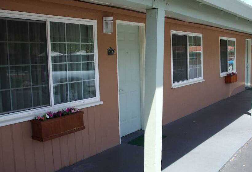 בית מלון כפרי Tri Valley Inn & Suites