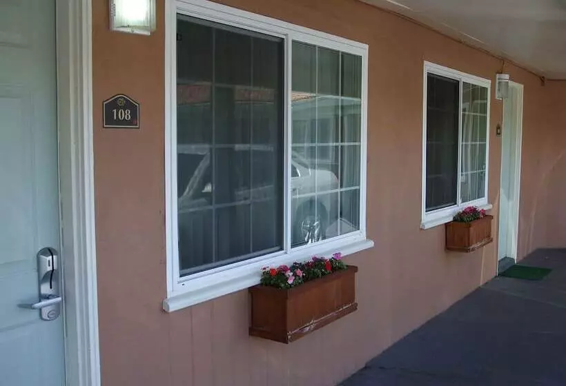 Отель Tri Valley Inn & Suites