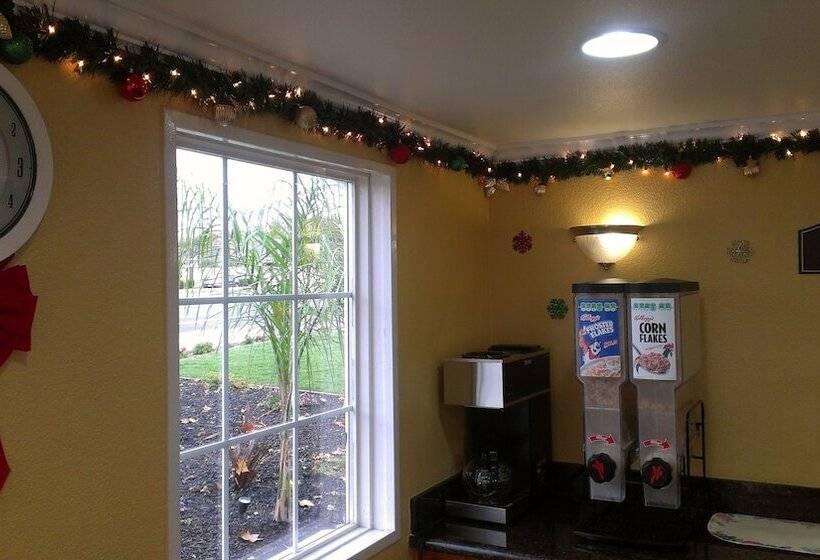 בית מלון כפרי Tri Valley Inn & Suites