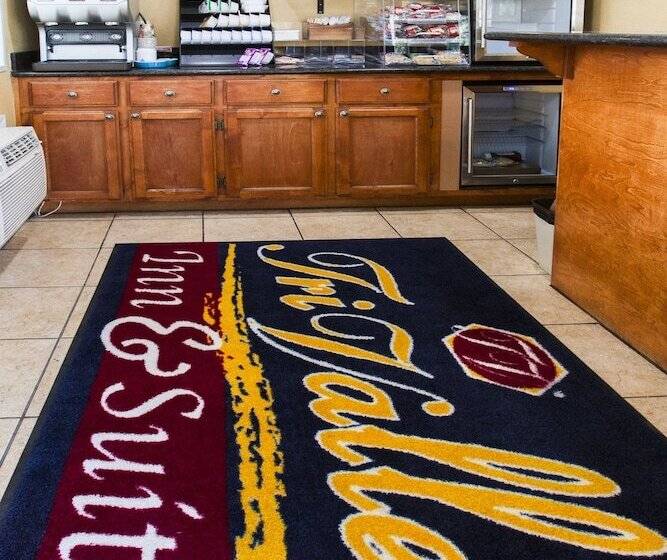 בית מלון כפרי Tri Valley Inn & Suites