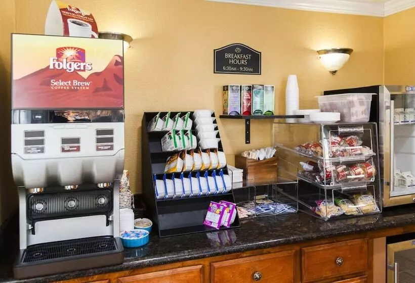 Отель Tri Valley Inn & Suites