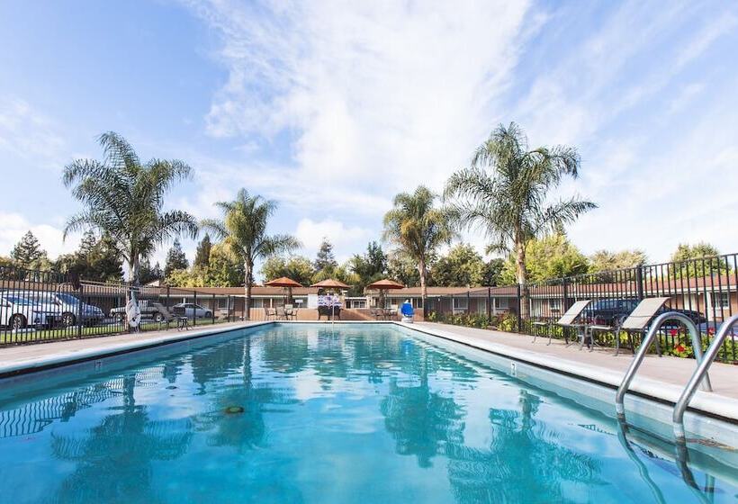 בית מלון כפרי Tri Valley Inn & Suites