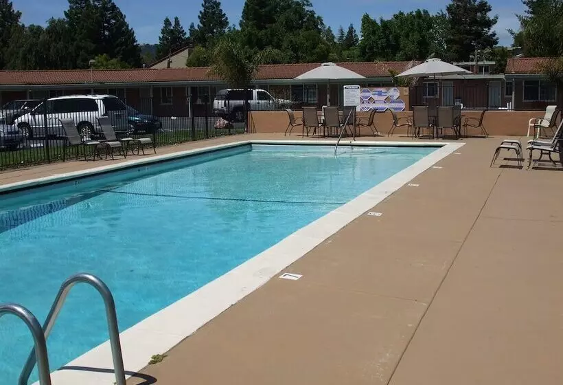 Отель Tri Valley Inn & Suites