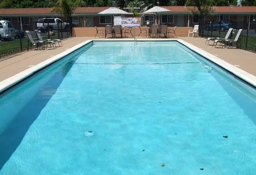 Отель Tri Valley Inn & Suites