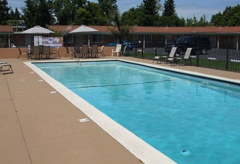 בית מלון כפרי Tri Valley Inn & Suites