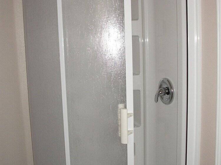 בית מלון כפרי Tri Valley Inn & Suites