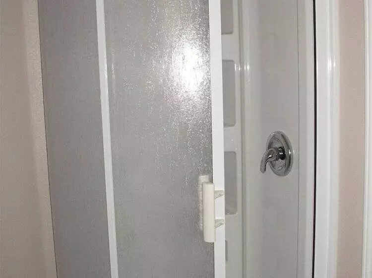 Отель Tri Valley Inn & Suites