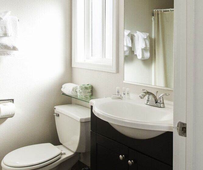 בית מלון כפרי Tri Valley Inn & Suites