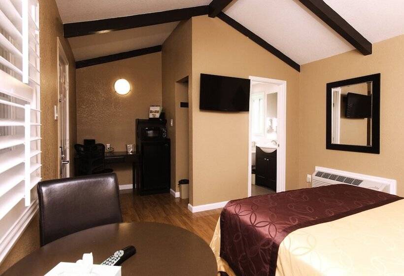 בית מלון כפרי Tri Valley Inn & Suites