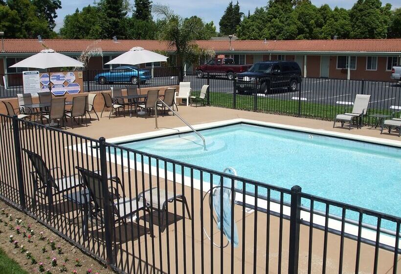 בית מלון כפרי Tri Valley Inn & Suites