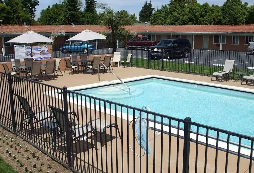 Отель Tri Valley Inn & Suites