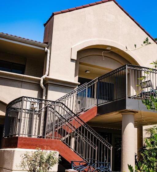 فندق Vineyard Court Designer Suites