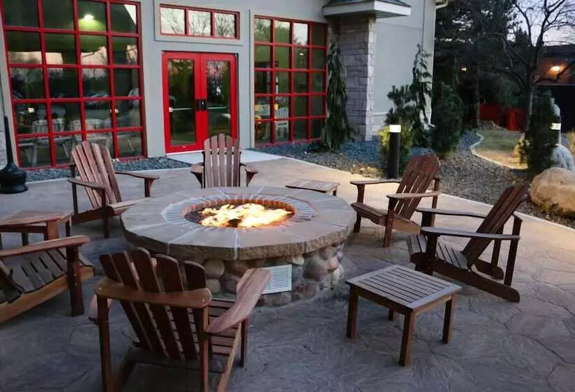 酒店 Wildwood Lodge & Suites