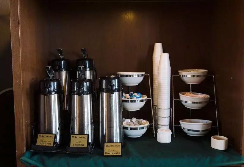 酒店 Wildwood Lodge & Suites